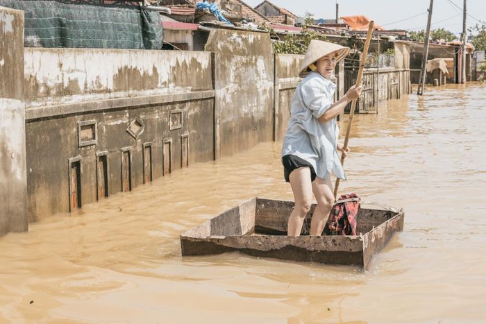 Thùng gỗ, phương tiện di chuyển trong mùa lũ