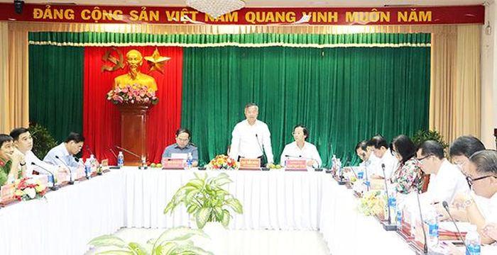 Phó bí thư Tỉnh ủy, Chủ tịch UBND tỉnh Cao Tiến Dũng phát biểu tại cuộc họp