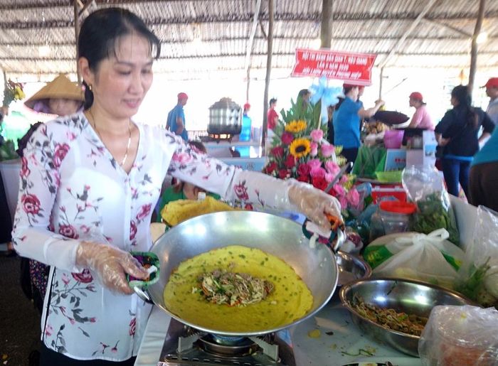 Đổ bánh xèo.