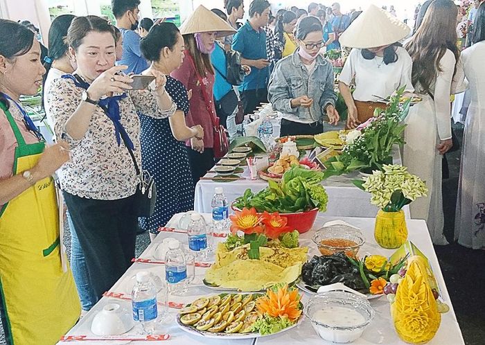 Nhiều du khách đến trải nghiệm tham quan và thưởng thức bánh dân gian Hậu Giang.
