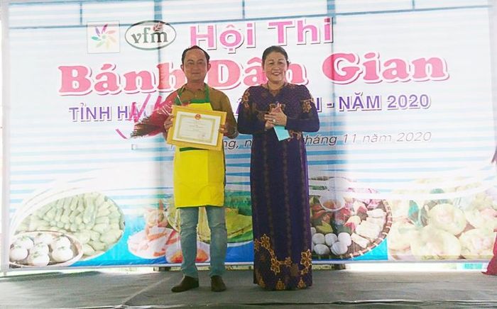 Bà Nguyễn Thị Lý trao giải Nhất Hội thi bánh dân gian tỉnh Hậu Giang năm 2020.