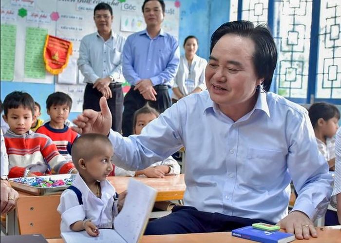 Bộ trưởng Phùng Xuân Nhạ trong lần đến thăm K'Rễ. Ảnh: Minh Hoàng. 