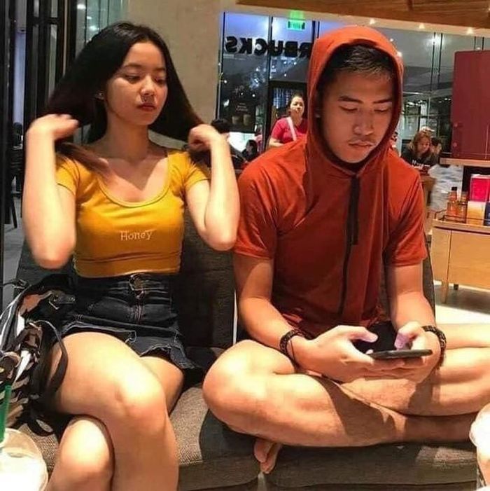 Đừng tưởng tôi đang vuốt tóc mà không biết anh làm gì nhé. (Ảnh: FB V.T.Y) Ví dụ như việc các anh cầm điện thoại ngồi cạnh thôi là chị cũng phát hiện toàn bộ việc anh xem cái gì, nói chuyện với ai, đặt tên ai là gì..., đảm bảo không thứ gì có thể lọt qua mắt các chị. Đôi khi các nàng giả vờ vuốt tóc, hay nói chuyện với người khác, thậm chí nhắm mắt đi ngủ nhưng lại vẫn nắm rõ mọi tình hình đang xảy ra đấy mấy anh tin không?