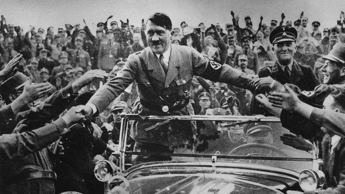 Không những vậy, Hitler còn miệt thị nghệ thuật của người Do Thái. Trong cuốn tự truyện "Mein Kampf" (Cuộc chiến của tôi), Hitler viết rằng nghệ thuật Do Thái “chưa bao giờ tồn tại” và “2 nữ hoàng của nghệ thuật là kiến trúc và âm nhạc đều không có nguồn gốc từ Do Thái”.