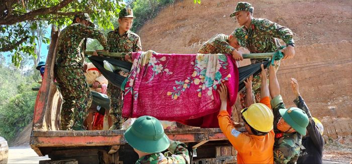 Lực lượng quân y cấp cứu những nạn nhân bị thương trong vụ sạt lở tại Trà Leng, Nam Trà My, Quảng Nam