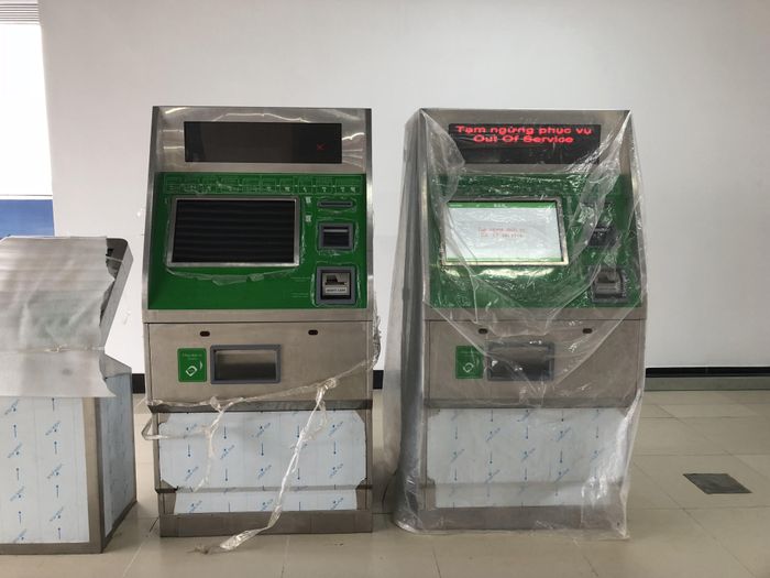 Máy bán vé tự động đã được lắp đặt tại nhà ga đường sắt đô thị Cát Linh-Hà Đông từ năm 2018, nhưng đến nay vẫn chưa có cơ hội phục vụ hành khách. Ảnh: Thái An