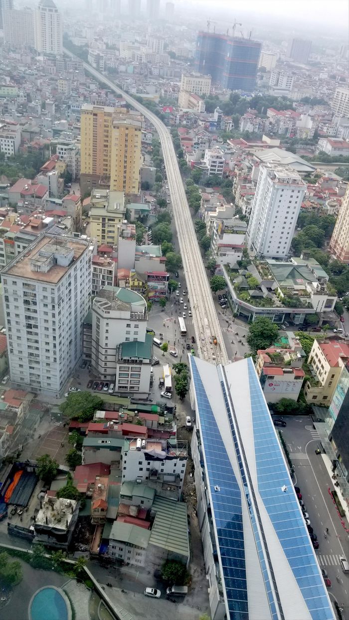 Tuyến đường sắt Nhổn – ga Hà Nội đã thành hình hài đoạn trên cao, nhưng phần đi ngầm vẫn chưa khởi công. Ảnh: Phạm Thanh