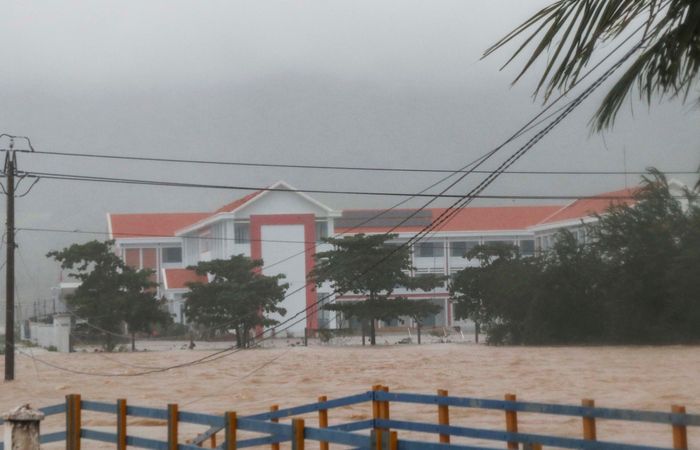 Một trường học giữa cánh đồng bị chìm sâu trong biển nước.