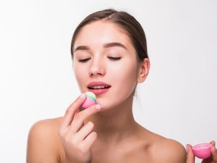 Dùng kem chống nắng: Chống nắng không chỉ với làn da mà còn cả cho môi của bạn. Bởi ánh nắng mặt trời sẽ khiến môi bạn bị khô, mất nước và thâm đen.