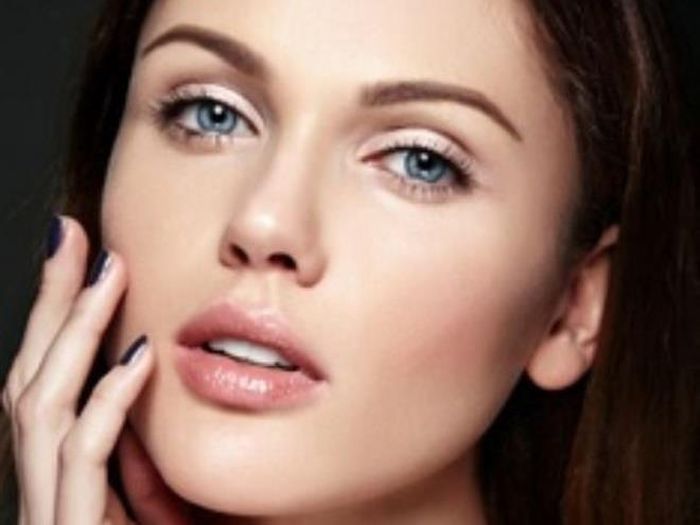 Thường xuyên vệ sinh: Có thể bạn không biết nhưng đôi môi rất cần được tẩy tế bào chết thường xuyên để luôn khỏe mạnh. Nếu không thường xuyên tẩy tế bào chết, môi của bạn dễ bị tích tụ chất hóa học do mỹ phẩm và các bụi bẩn.