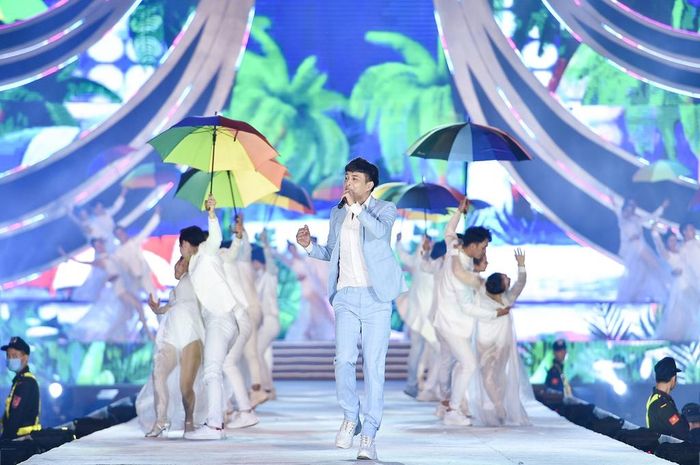  Sau nhiều mối tình, anh cảm thấy thoải mái với cuộc sống độc thân. "Tùy từng thời điểm tôi sẽ có những ưu tiên khác nhau. Bây giờ, tôi không có hứng thú với tình yêu. Tôi muốn dồn sức cho công việc", anh chia sẻ. 