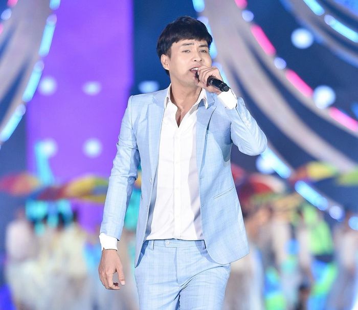  Hồ Quang Hiếu khuấy động sân khấu với sáng tác của Lê Hựu Hà - Nắng vàng, biển xanh và anh. Sau thời gian dài nghỉ dịch, nam ca sĩ trở lại cùng các hoạt động âm nhạc. Bên cạnh đó, anh cũng xuất hiện trong game show như Tường lửa, Chọn ai đây... 