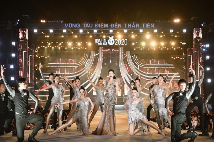 Ở tuổi 39, giọng ca Nếu em được lựa chọn giữ sức hút trong giọng hát và ngoại hình ngày càng gợi cảm. Cô là tâm điểm dư luận thời gian qua khi tuyên bố ly hôn Đức Huy sau hơn 10 năm chung sống. Lệ Quyên cho biết hiện tại cô và chồng cũ xem đối phương là bạn, người thân, không làm tổn thương đến nhau.