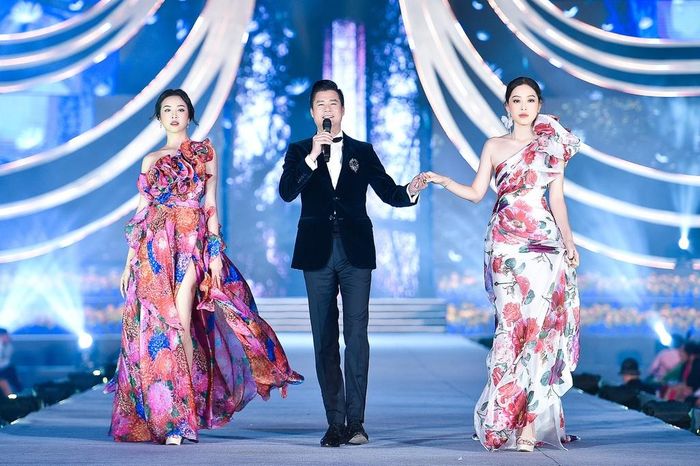  Ca sĩ Quang Dũng ngân nga giai điệu nhẹ nhàng của Vì đó là em và Còn ta với nồng nàn. Ở cuối tiết mục, anh dắt tay Á hậu Phương Nga (phải) và Thúy An ra chào kết. Sự xuất hiện của anh nhận tràng vỗ tay lớn từ khán giả. 