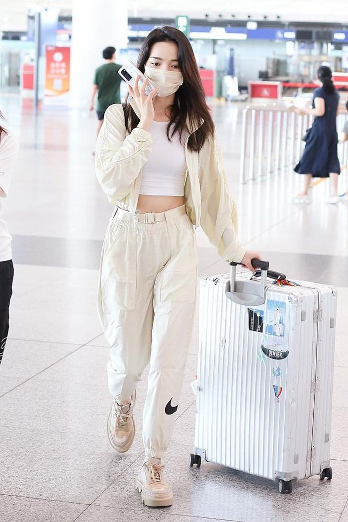 Bên cạnh đó, có nhiều cách mặc theo phong cách thể thao nhưng vẫn không bị dìm dáng. Crop top, áo khoác dáng ngắn và quần cạp cao có độ dài vừa phải chính là những món đồ phù hợp diện cùng nhau. Ảnh: Sina.