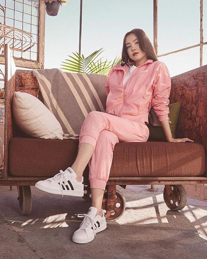 Naeun (Apink) là nữ thần tượng Hàn Quốc nổi tiếng với phong cách ăn mặc quyến rũ nhưng không kém phần năng động. Cô biết cách diện trang phục thể thao sao cho tôn dáng nhất. Thay vì mặc đồ rộng thùng thình, mỹ nhân xứ kim chi thường chọn các sản phẩm vừa vặn với cơ thể. Bên cạnh đó, công thức phối đồ một rộng, một bó sát cũng đáng học hỏi. Ảnh: @marcellasne_.