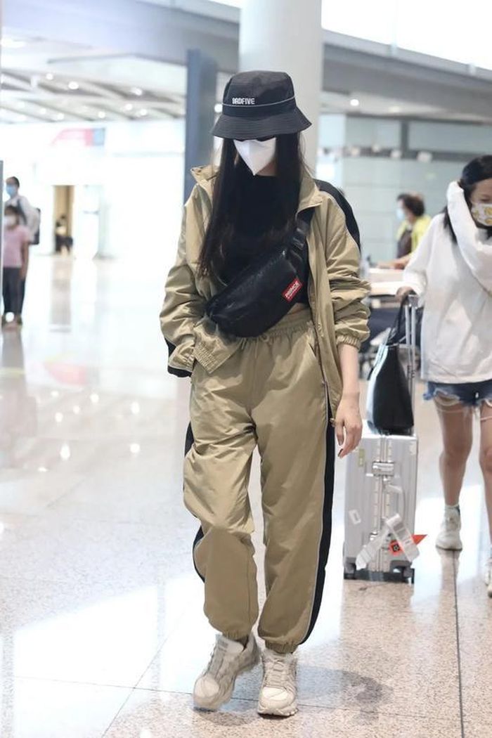 Những cô gái có vóc dáng nhỏ nhắn không nên diện đồ thể thao dáng quá rộng. Kích thước lớn của quần áo che hết ưu điểm cơ thể, khiến người mặc nhìn thấp hơn. Ảnh: Sina.
