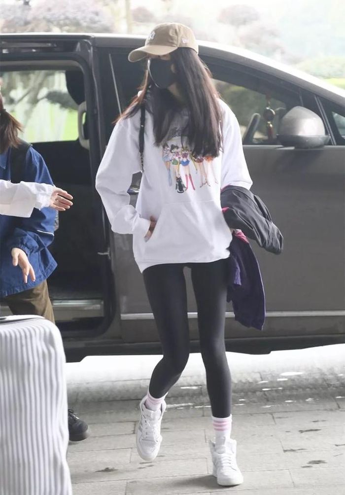 Legging là loại quần được các cô gái yêu thích phong cách năng động ưa chuộng. Tuy nhiên, món đồ này lại khiến Dương Mịch lộ khuyết điểm đôi chân gầy gò. Ảnh: Sohu.