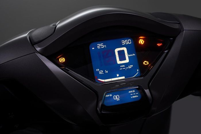  Cụm đồng hồ trên SH 350i chuyển sang dạng kỹ thuật số với màn hình chính hiển thị tốc độ, thời gian, nhiên liệu. Một màn hình nhỏ ở phía dưới thông báo quãng đường đã di chuyển và mức tiêu hao nhiên liệu trong khi 2 bên là các đèn báo chức năng như ABS, đèn báo rẽ, đèn pha... 