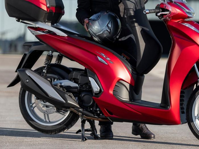 Tương tự 2 mẫu SH được ra mắt trước đó, SH 350i sử dụng khung xe mới. Khung xe mới nhẹ hơn 1 kg so với khung xe trên SH 300i, giúp chiếc maxi-scooter vận hành ổn định, vững chãi hơn. Bình xăng trên SH 350i vẫn được đặt dưới yên xe, không được dời ra phía trước như SH 125i và SH 150i thế hệ mới. Cách bố trí bình xăng dưới yên xe không tiện lợi bằng bình xăng đặt phía trước. 