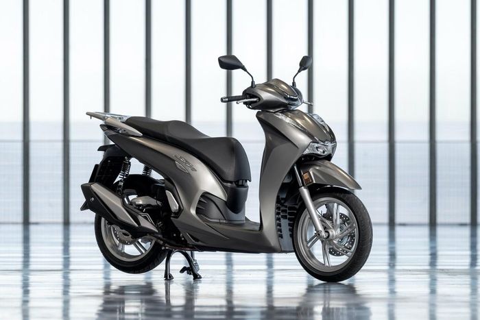  SH 350i được trang bị bộ mâm 16 inch, bọc bên ngoài là bộ lốp kích thước 110/70 và 130/70. Hệ thống treo trên xe gồm giảm xóc ống lồng đường kính 35 mm ở phía trước và giảm xóc đôi ở phía sau. 