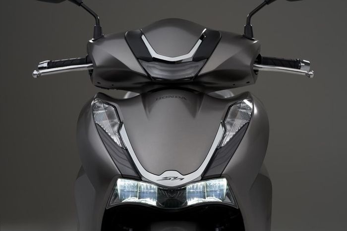  Tổng thể, Honda SH 350i có kiểu dáng tương tự SH 125i và SH 150i ra mắt cách đây một năm. Điểm nhấn ở thiết kế là hệ thống đèn chiếu sáng chính được đặt dưới phần yếm xe trong khi đèn định vị được đặt ở đầu xe. 