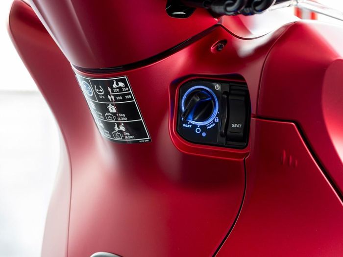  Honda chưa công bố giá cụ thể của SH 350i. Trước đó, SH 300i có giá 4.950 bảng. Tại Việt Nam, SH 300i đang được bán với giá 276,5 triệu đồng. Tương tự Việt Nam, SH là dòng tay ga thành công nhất của Honda tại châu Âu. Trong 36 năm có mặt tại châu Âu, SH đã vượt mốc doanh số 1 triệu xe. 