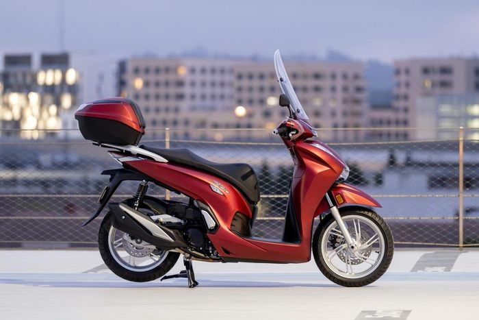  Honda SH 350i có số đo kích thước dài x rộng x cao lần lượt là 2.160 x 742 x 1.161 (mm), chiều dài cơ sở đạt 1.452 mm. Trong khi đó, các con số tương ứng trên SH 300i là 2.130 x 730 x 1.195 (mm), chiều dài cơ sở 1.440 mm. So với SH 300i, SH 350i dài hơn 30 mm, rộng hơn 12 mm nhưng thấp hơn 34 mm và trục cơ sở dài hơn 12 mm. 