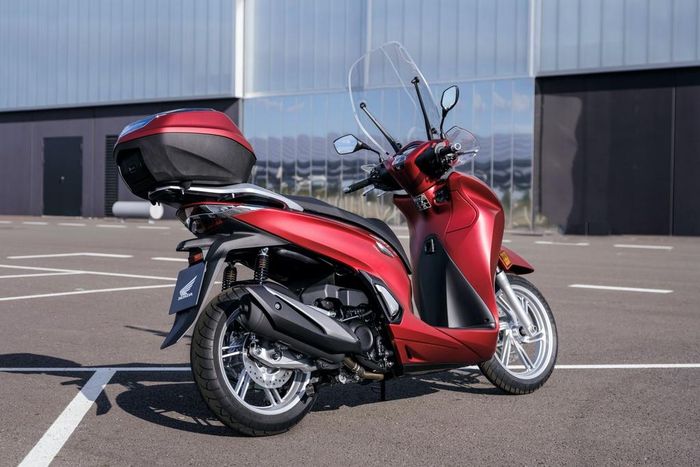  Các công nghệ trên SH 350i gồm phanh ABS 2 kênh, khóa thông minh và hệ thống kiểm soát lực kéo HSTC. Ngoài ra, khách hàng tại châu Âu có thể tùy chọn thêm tính năng sưởi ấm tay lái hay bộ phụ kiện như bảo vệ tay lái, kính chắn gió cỡ lớn, thùng đồ 35 lít ở phía sau… 