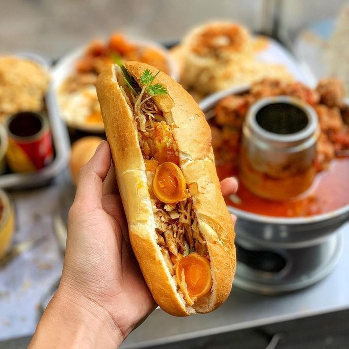 Trứng non dễ ngấy nên dưa chua, nước sốt sẽ giúp cân bằng hương vị. Ảnh: Onghoangtrasua.