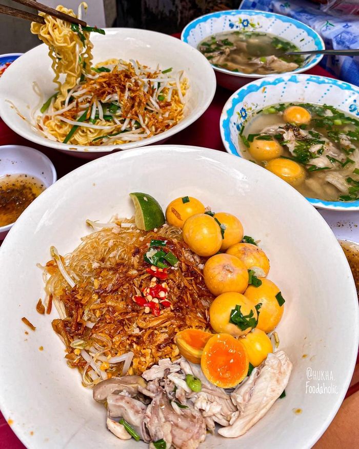 Bên cạnh mì trộn là chén nước súp nấu từ xương gà, thơm tiêu và hành lá. Ảnh: Hukha.foodaholic.