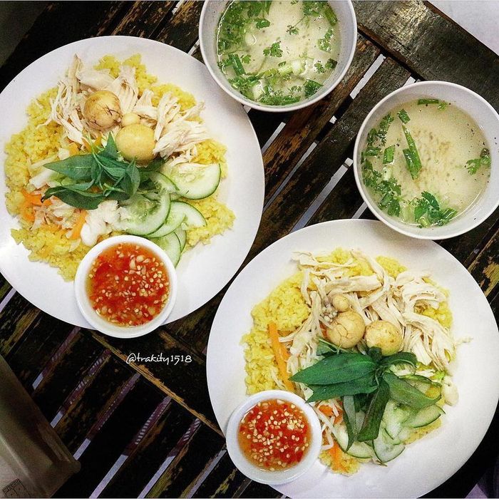 Cơm gà thường được dùng kèm nước súp để dễ ăn hơn. Ảnh: Trakity1518