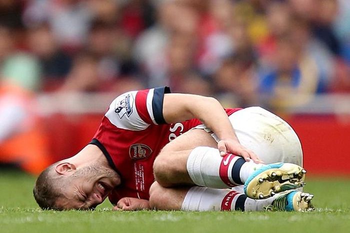  Wilshere có màn khởi đầu như mơ dù mới 19 tuổi. Dù vậy, một loạt chấn thương khiến sự nghiệp của tiền vệ này hủy hoại. Trong chuyến du đấu hè 2011, Wilshere chấn thương khi Arsenal đá giao hữu với New York Red Bulls. Ban đầu, bác sĩ Arsenal chẩn đoán Wilshere mất 2 tháng để hồi phục. Sau đó, tiền vệ này phải lên bàn mổ và nghỉ gần hết mùa. 