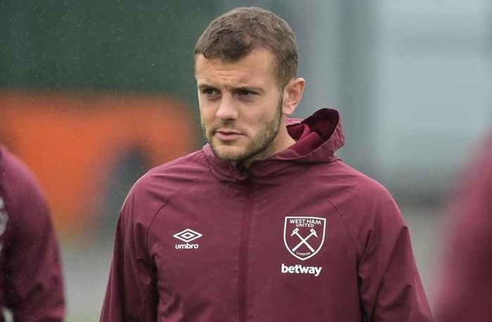  Sau mùa giải 2019/20, Jack Wilshere bị CLB West Ham thanh lý hợp đồng. Đội bóng thành London không kiên nhẫn với Wilshere, bởi tiền vệ này trượt dốc phong độ quá nhanh vì chấn thương. Trong khi đó, West Ham phải trả 100.000 bảng mỗi tuần cho Wilshere - mức lương cao nhất cả đội. 