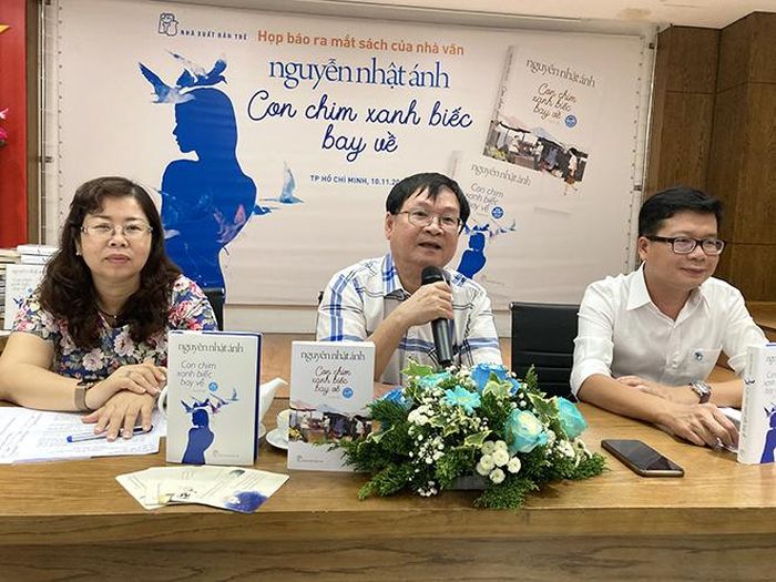 Nguyễn Nhật Ánh tại buổi ra mắt sách “Con chim xanh biếc bay về”