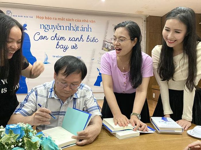 Nguyễn Nhật Ánh ký tặng tại buổi ra mắt sách