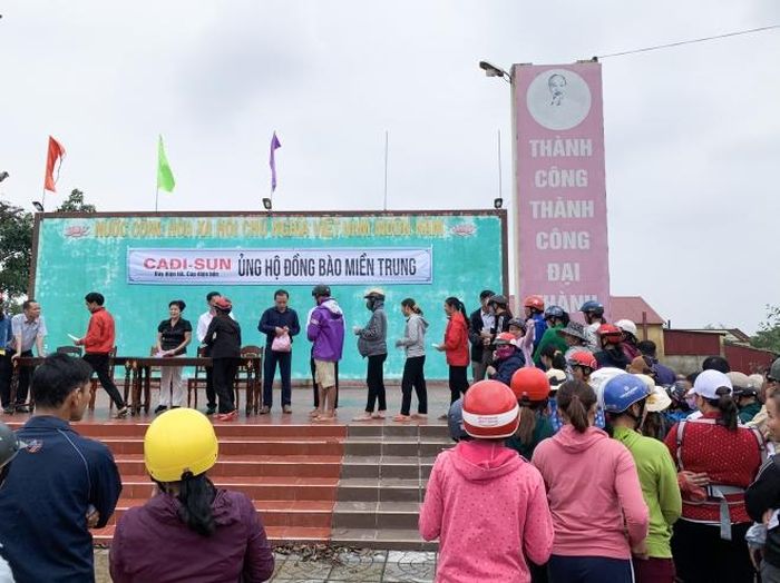 CADI-SUN trao tặng từng suất quà tới bà con bị thiệt hại bởi lũ lụt