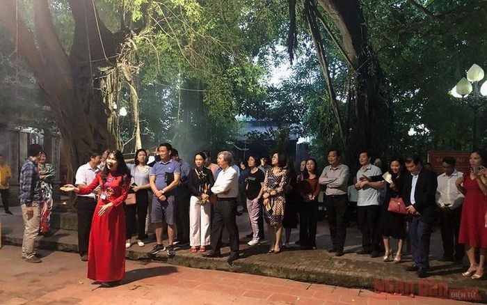  Hướng dẫn viên thuyết minh tại đền thờ Mẫu.