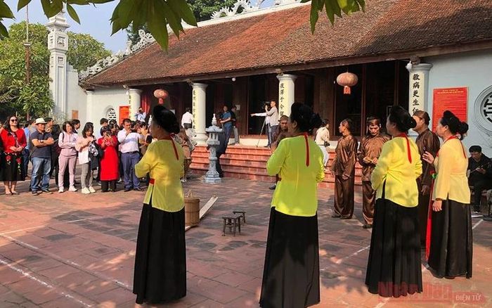  Đón du khách bằng làn điệu trống quân ở đền Đa Hòa.