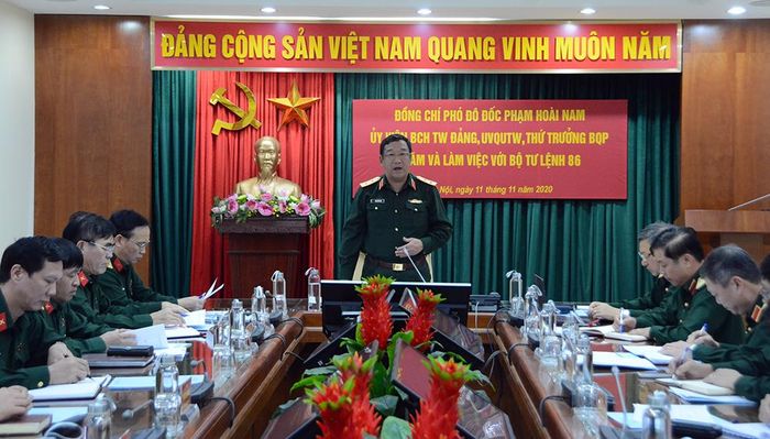  Phó đô đốc Phạm Hoài Nam phát biểu kết luận buổi làm việc. 