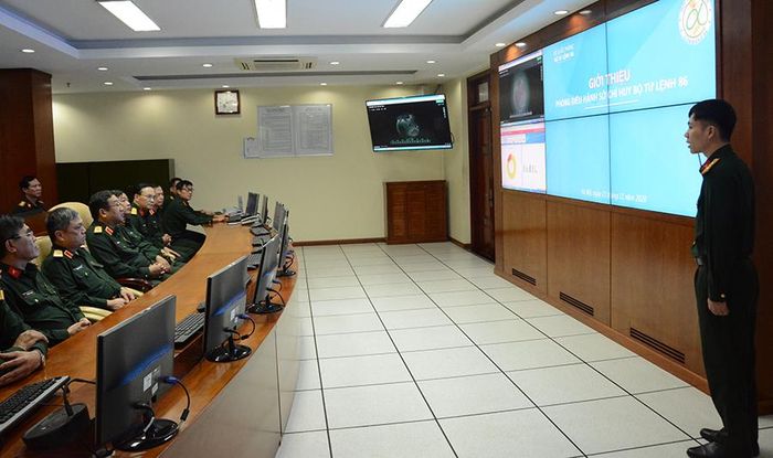  Phó đô đốc Phạm Hoài Nam nghe Bộ tư lệnh 86 báo cáo kết quả thực hiện nhiệm vụ tại sở chỉ huy.