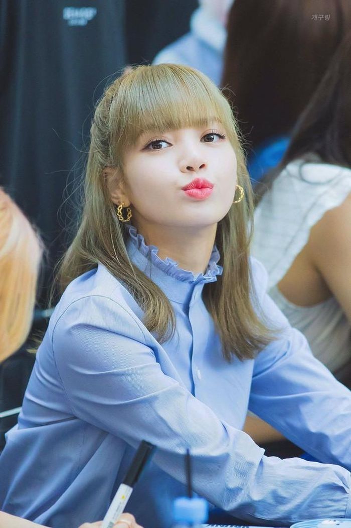 Lisa nói vui rằng cô sẽ không cắt tóc mái nếu không được trả 10 tỷ won (khoảng 207 tỷ đồng). Ảnh: Allkpop. Thay vào đó, chuyên gia giải thích rằng Lisa trung thành với tóc mái do đặc điểm khác trên khuôn mặt của cô, cụ thể là đôi mắt. Ngôi sao BlackPink có đôi mắt to, thu hút nhưng khoảng cách giữa lông mày và mắt của Lisa khá ngắn. Theo RareLee , khoảng cách này đủ rộng sẽ tạo nên nét mềm mại, thanh thoát. Ngược lại, nếu khoảng cách ngắn sẽ có vẻ nam tính. Cũng vì thế, Lisa chọn cách để mái thưa nhằm che khuất khoảng cách giữa mắt và lông mày. Điều này giúp nữ ca sĩ có vẻ đẹp được ví với búp bê - hình ảnh quen thuộc của Lisa.