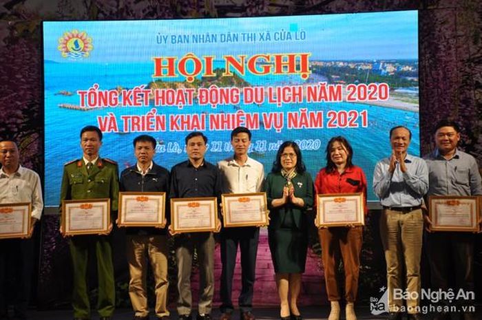 Lãnh đạo thị xã trao Giấy khen cho các tập thể có thành tích xuất sắc trong mùa du lịch 2020. Ảnh: Thanh Hiền