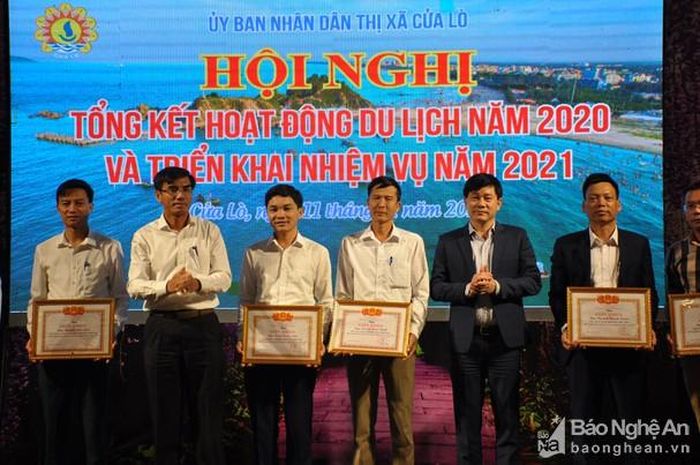 Lãnh đạo thị xã Cửa Lò trao Giấy khen cho các cá nhân đạt thành tích xuất sắc mùa du lịch 2020. Ảnh: Thanh Hiền
