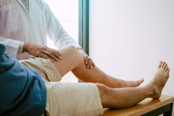 Đối tượng thường gặp bệnh phong thấp dạng thấp là người cao tuổi, độ tuổi khởi phát bệnh thường từ 30 đến 50 tuổi - Ảnh Internet