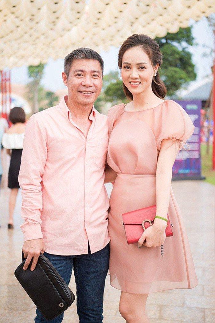 Công Lý và bạn gái kém 15 tuổi Ngọc Hà cũng đã gắn bó với nhau 4 năm.