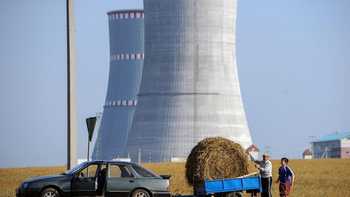 Tuy nhiên tất cả các nhà máy điện hạt nhân hoạt động trên lãnh thổ Ukraine được xây dựng từ thời Liên Xô và phụ tùng thay thế chủ yếu do các doanh nghiệp có quá khứ Liên Xô sản xuất.