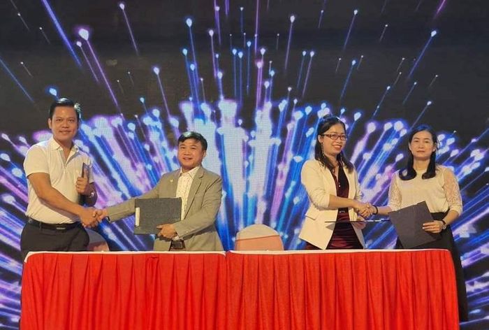 Các doanh nghiệp, nhà sản xuất ký kết biên bản hợp tác. Ảnh: VGP/Lưu Hương