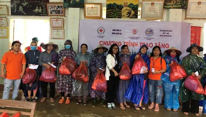 Tặng quà cho người dân bị ảnh hưởng do lũ lụt tỉnh Quảng Bình.