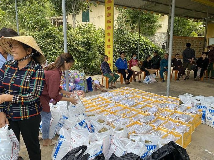 Kim Huyền Sâm cùng vợ chồng nhà báo Phạm Ngọc Đóa tặng 100 suất quà cho 100 hộ nghèo thiệt hại nặng nề nhất. Điểm nhận tại chùa Thượng Đẳng, xã Cẩm Duệ, huyện Cẩm Xuyên, tỉnh Hà Tĩnh.